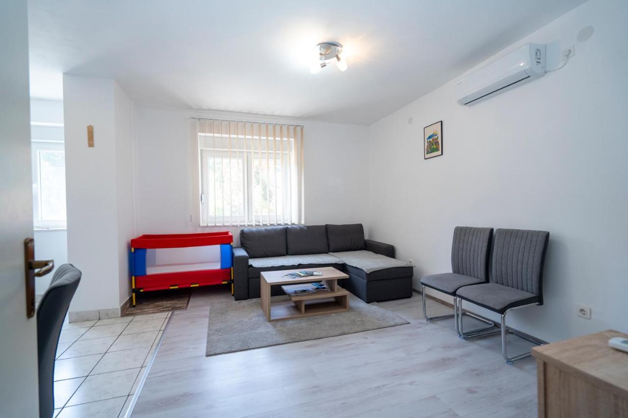 Apartman Curcic คนิน ภายนอก รูปภาพ